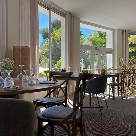 Adonis Grand Des Bains 3* סנרי-סור-מר