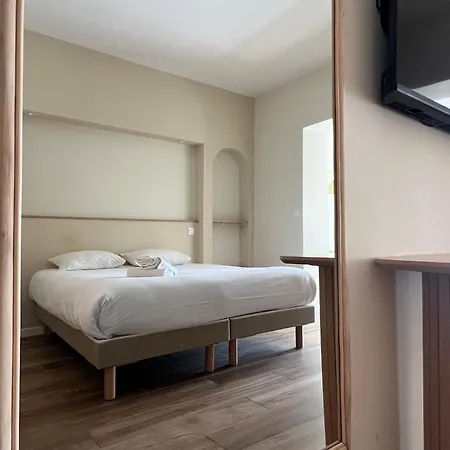 Adonis Grand Des Bains מלון 3*