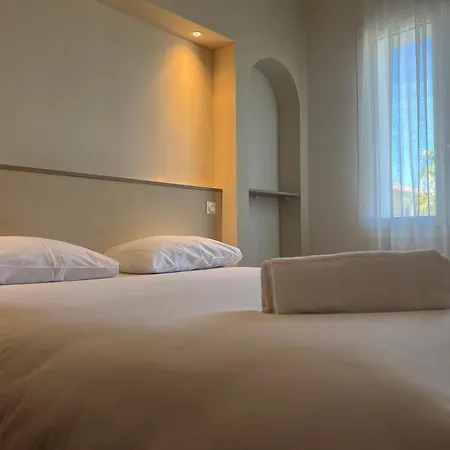 Adonis Grand Des Bains מלון 3*