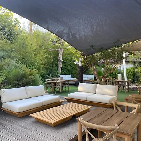Отель Adonis Grand Des Bains