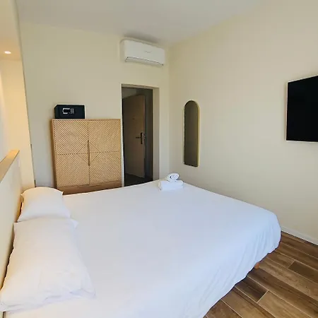 Adonis Grand Des Bains Санари-сюр-Мер
