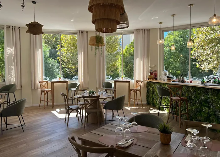 Отель Adonis Grand Des Bains 3*