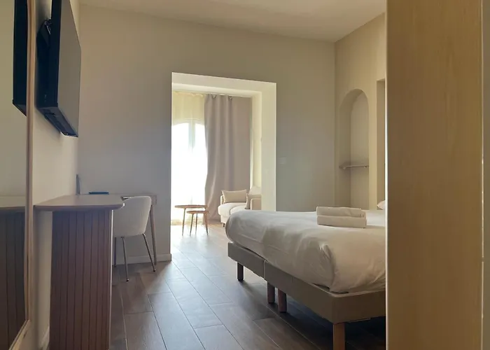 Adonis Grand Des Bains Отель Санари-сюр-Мер